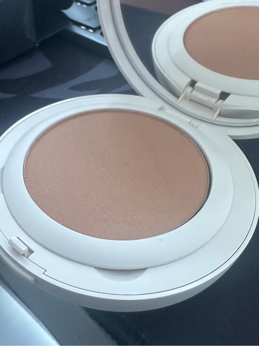 L Laura Mercier translucent pressed setting powder ultra blur – New –